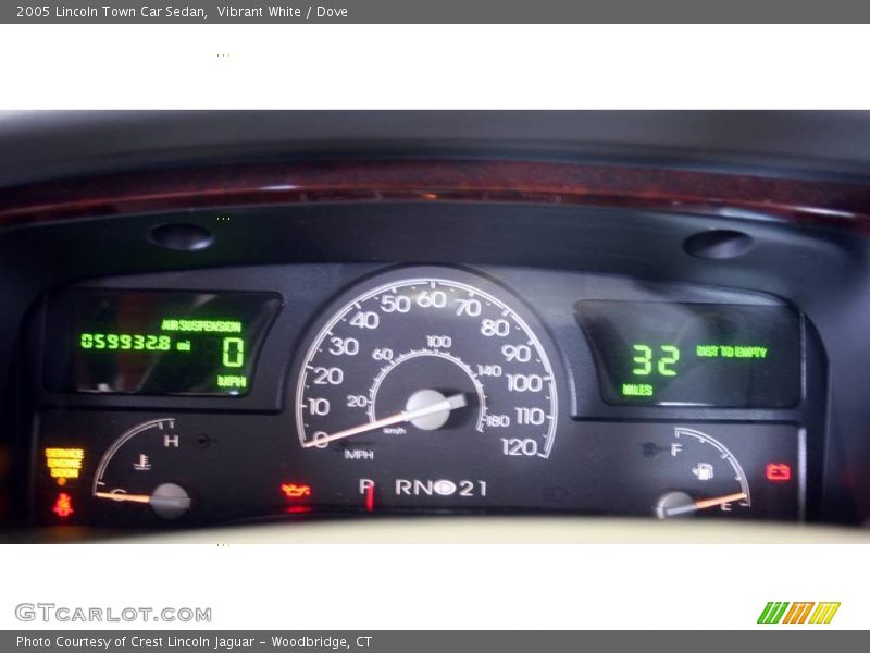 Vibrant White / Dove 2005 Lincoln Town Car Sedan