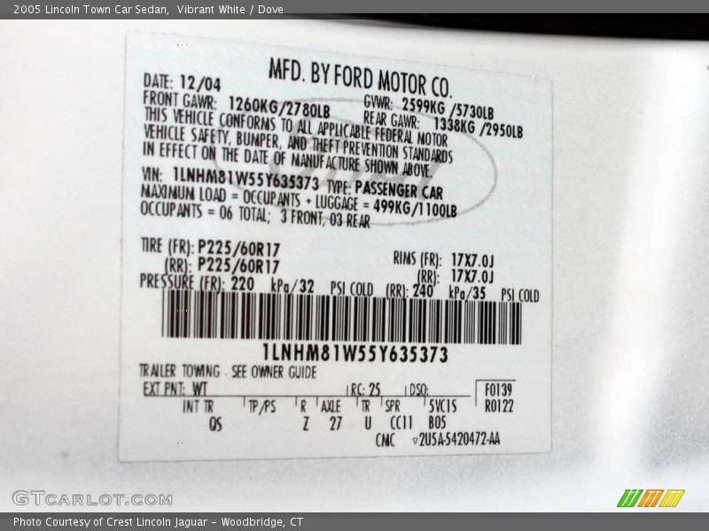 Vibrant White / Dove 2005 Lincoln Town Car Sedan