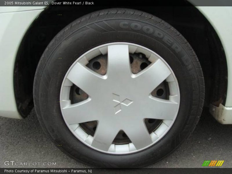 Dover White Pearl / Black 2005 Mitsubishi Galant ES
