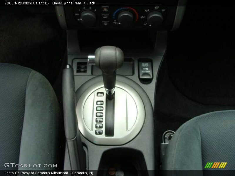 Dover White Pearl / Black 2005 Mitsubishi Galant ES