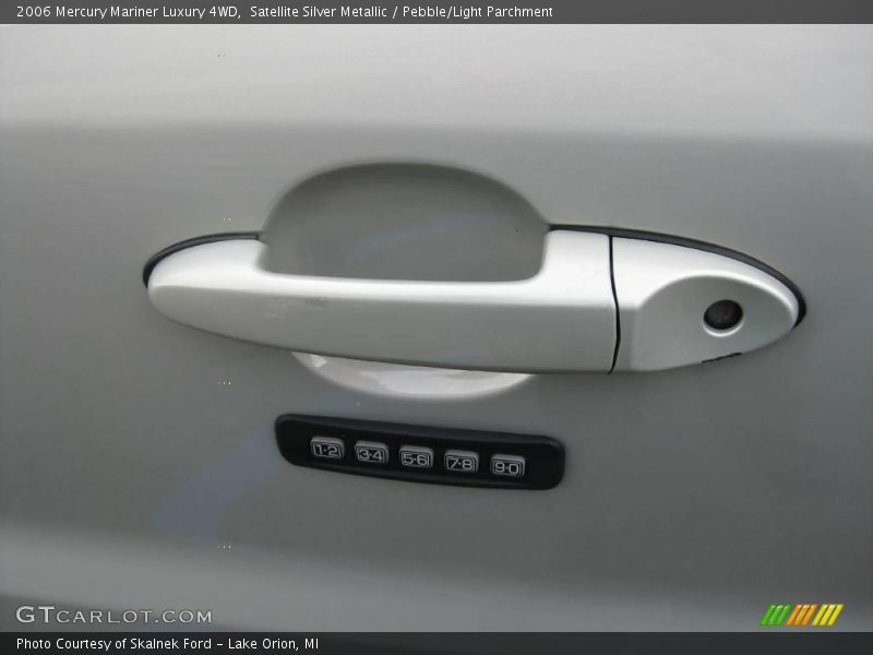 Satellite Silver Metallic / Pebble/Light Parchment 2006 Mercury Mariner Luxury 4WD