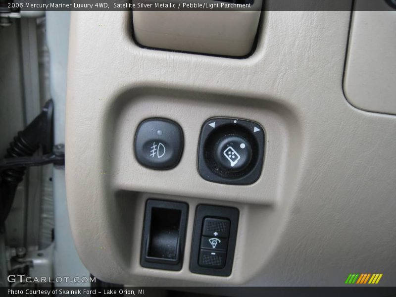 Satellite Silver Metallic / Pebble/Light Parchment 2006 Mercury Mariner Luxury 4WD