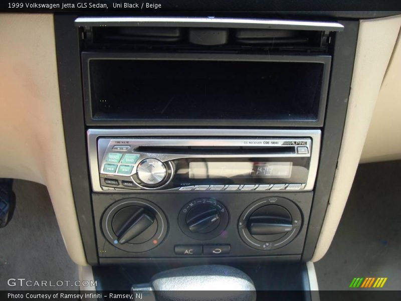Uni Black / Beige 1999 Volkswagen Jetta GLS Sedan