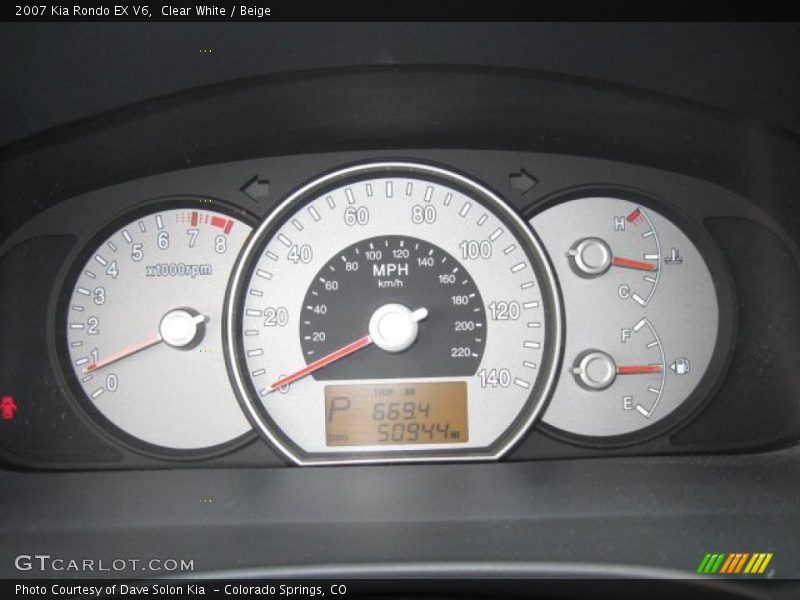 Clear White / Beige 2007 Kia Rondo EX V6