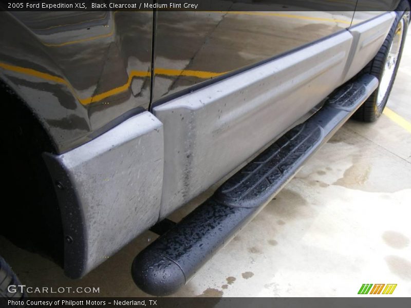 Black Clearcoat / Medium Flint Grey 2005 Ford Expedition XLS