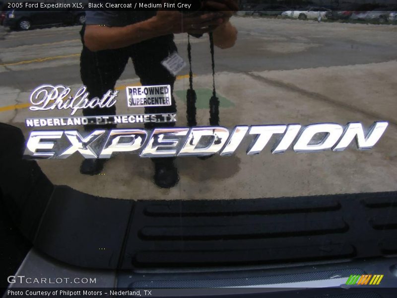 Black Clearcoat / Medium Flint Grey 2005 Ford Expedition XLS