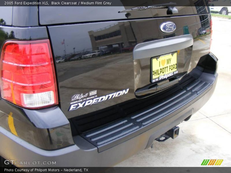 Black Clearcoat / Medium Flint Grey 2005 Ford Expedition XLS