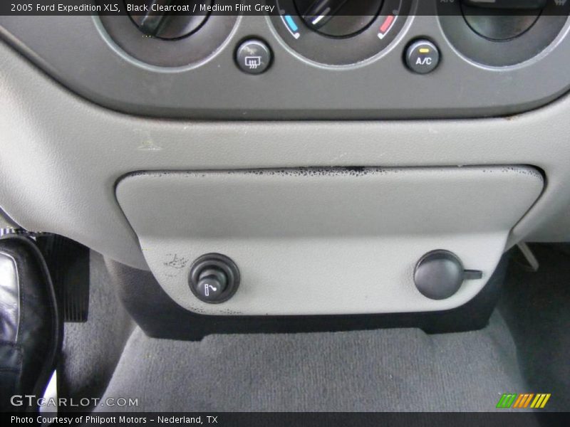 Black Clearcoat / Medium Flint Grey 2005 Ford Expedition XLS