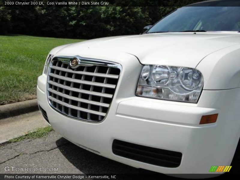 Cool Vanilla White / Dark Slate Gray 2009 Chrysler 300 LX