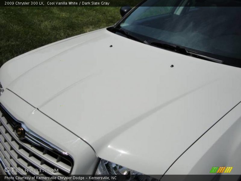 Cool Vanilla White / Dark Slate Gray 2009 Chrysler 300 LX