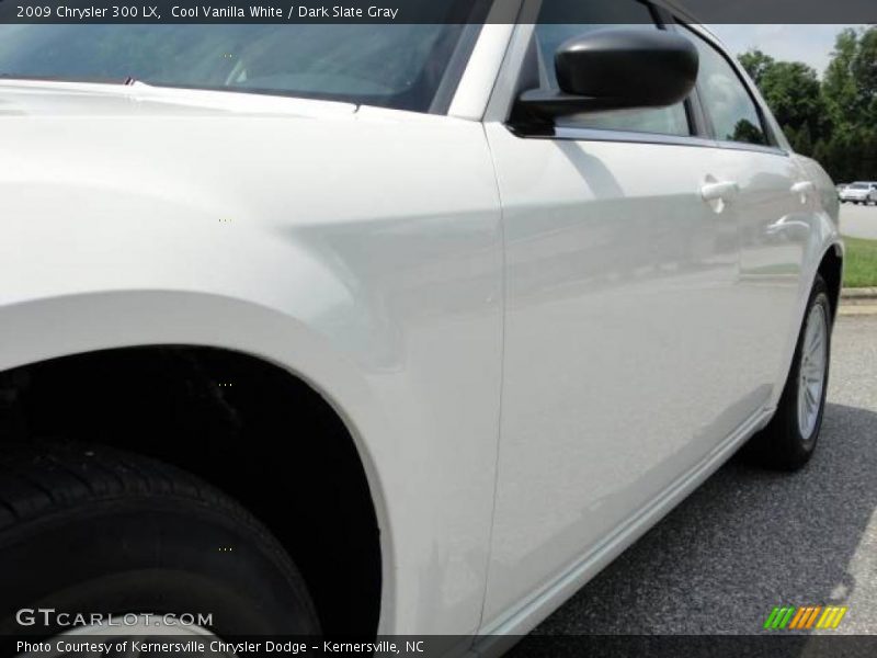 Cool Vanilla White / Dark Slate Gray 2009 Chrysler 300 LX
