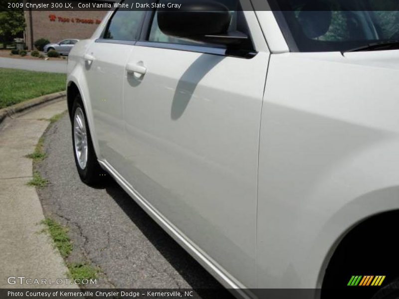 Cool Vanilla White / Dark Slate Gray 2009 Chrysler 300 LX