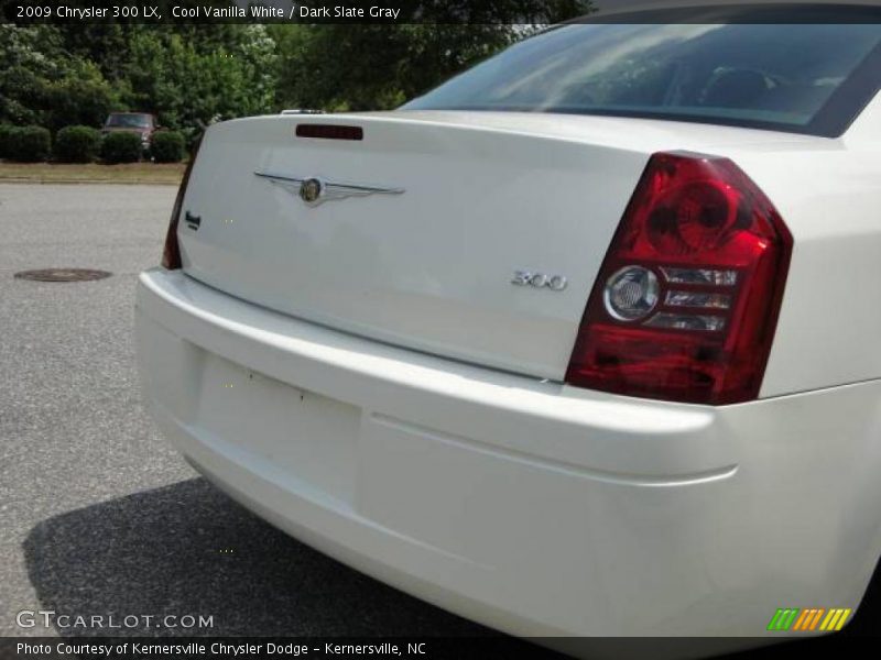 Cool Vanilla White / Dark Slate Gray 2009 Chrysler 300 LX