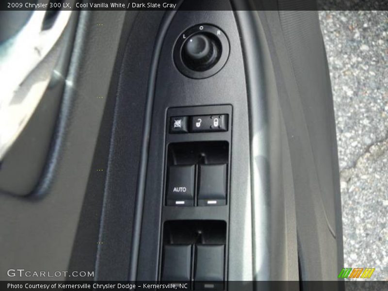 Cool Vanilla White / Dark Slate Gray 2009 Chrysler 300 LX