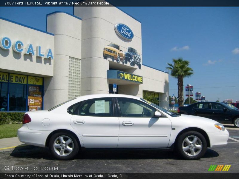 Vibrant White / Medium/Dark Pebble 2007 Ford Taurus SE