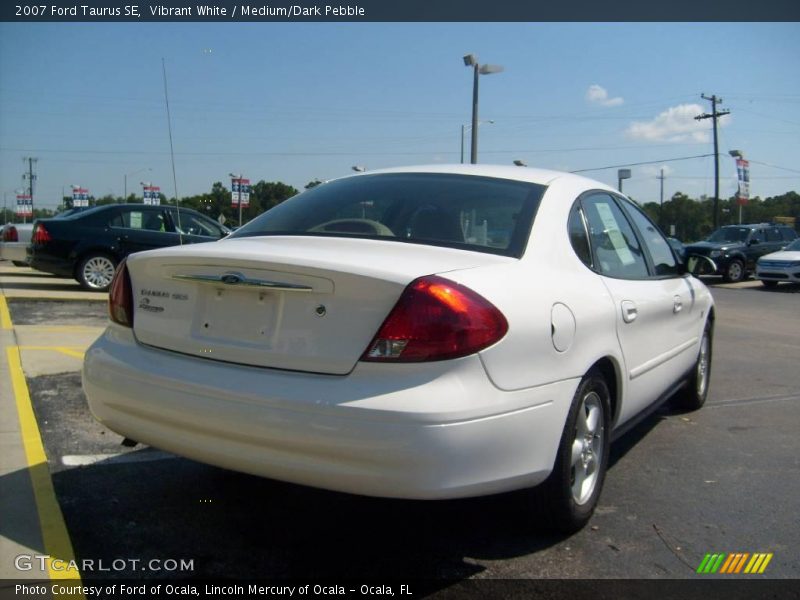 Vibrant White / Medium/Dark Pebble 2007 Ford Taurus SE