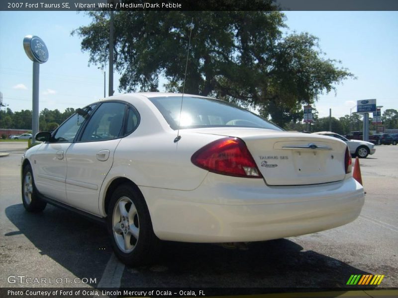 Vibrant White / Medium/Dark Pebble 2007 Ford Taurus SE
