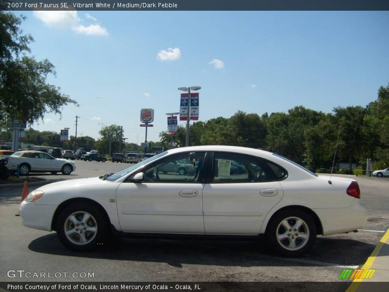 Vibrant White / Medium/Dark Pebble 2007 Ford Taurus SE