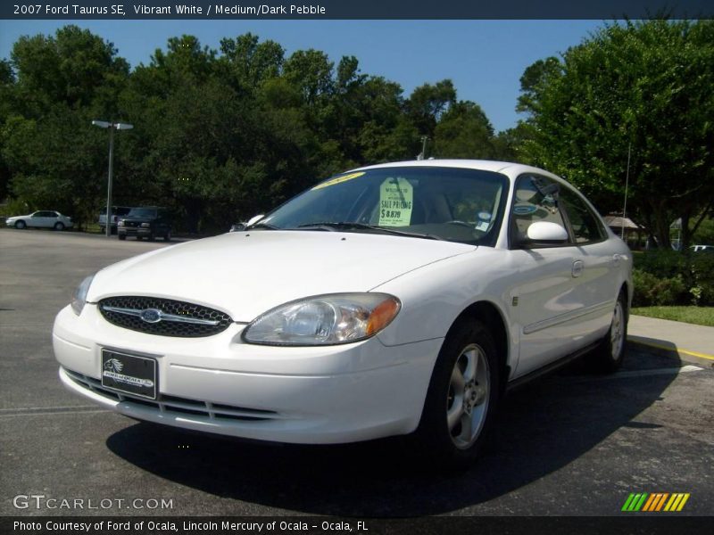 Vibrant White / Medium/Dark Pebble 2007 Ford Taurus SE