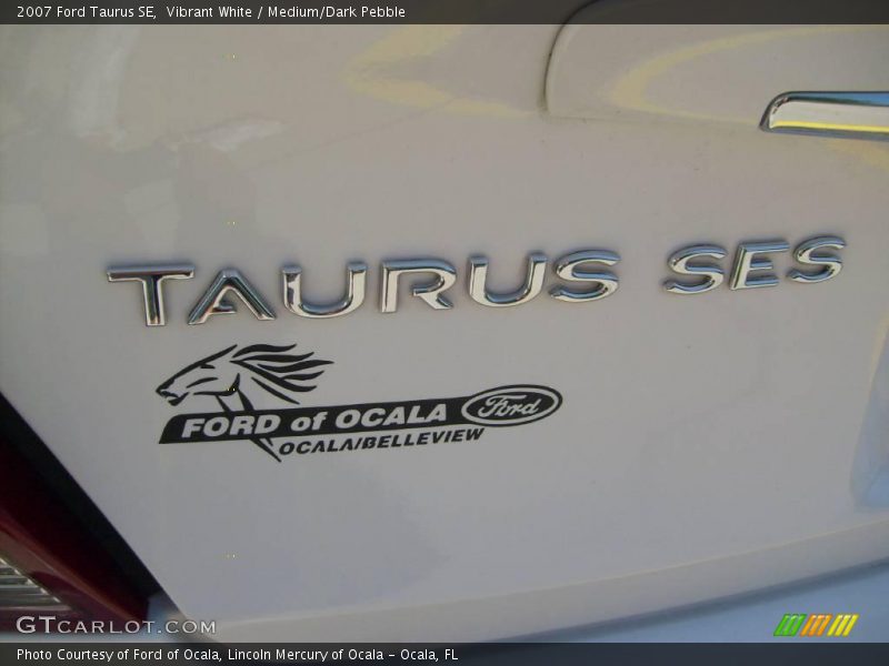 Vibrant White / Medium/Dark Pebble 2007 Ford Taurus SE