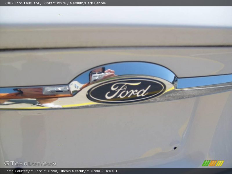 Vibrant White / Medium/Dark Pebble 2007 Ford Taurus SE