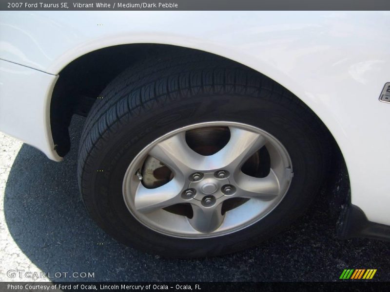 Vibrant White / Medium/Dark Pebble 2007 Ford Taurus SE