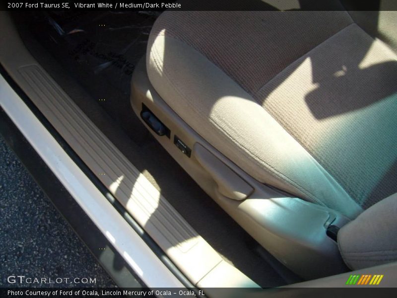 Vibrant White / Medium/Dark Pebble 2007 Ford Taurus SE