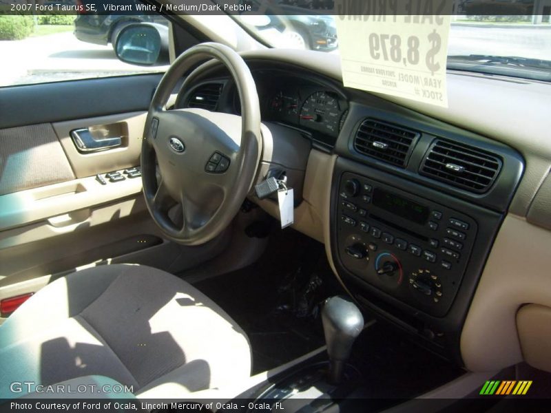 Vibrant White / Medium/Dark Pebble 2007 Ford Taurus SE