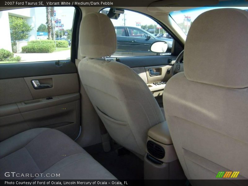 Vibrant White / Medium/Dark Pebble 2007 Ford Taurus SE