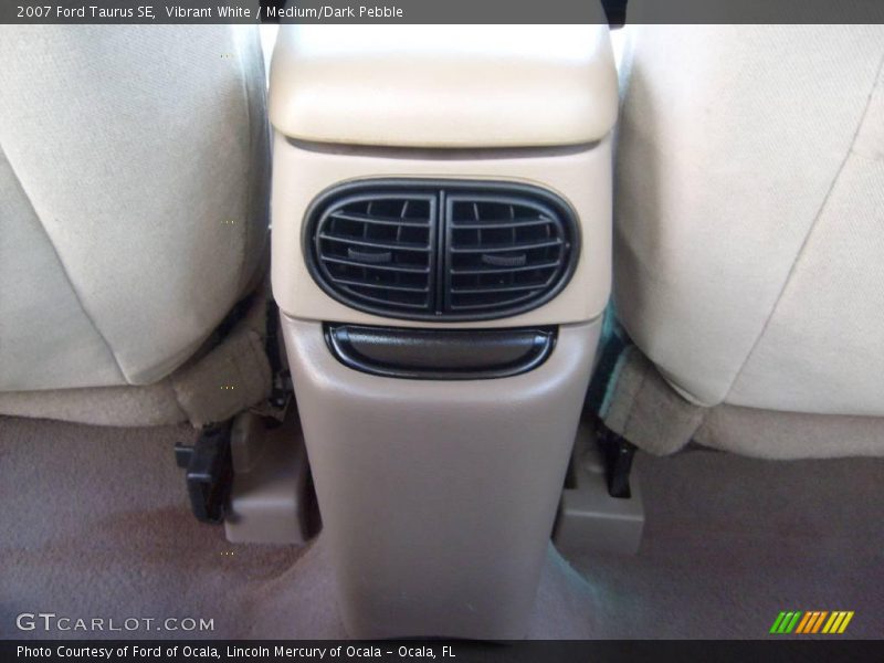 Vibrant White / Medium/Dark Pebble 2007 Ford Taurus SE