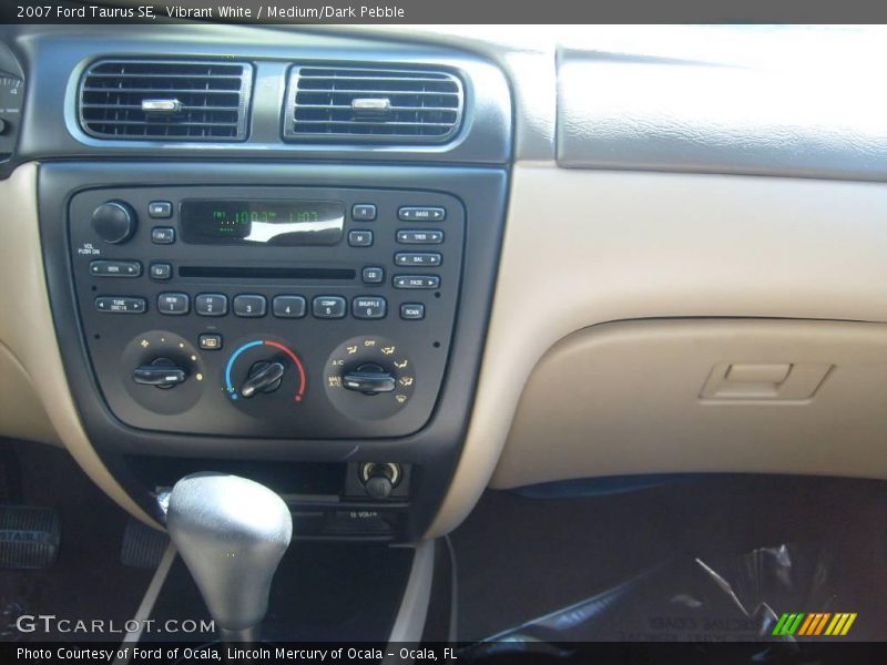 Vibrant White / Medium/Dark Pebble 2007 Ford Taurus SE
