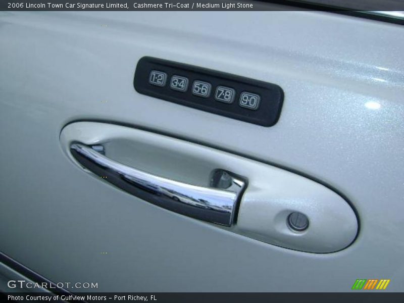 Cashmere Tri-Coat / Medium Light Stone 2006 Lincoln Town Car Signature Limited