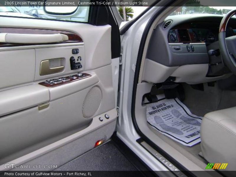 Cashmere Tri-Coat / Medium Light Stone 2006 Lincoln Town Car Signature Limited