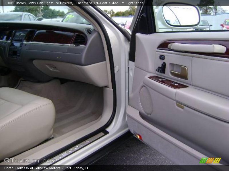 Cashmere Tri-Coat / Medium Light Stone 2006 Lincoln Town Car Signature Limited