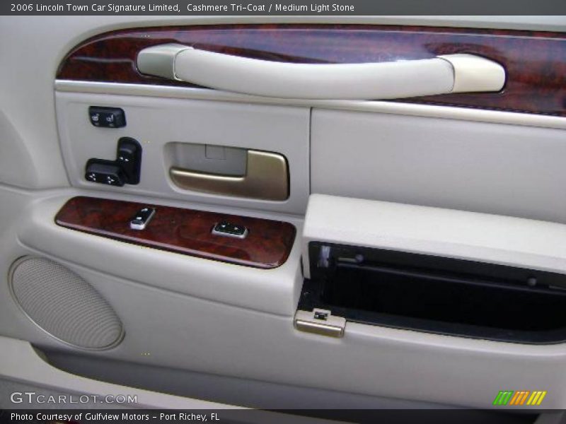 Cashmere Tri-Coat / Medium Light Stone 2006 Lincoln Town Car Signature Limited