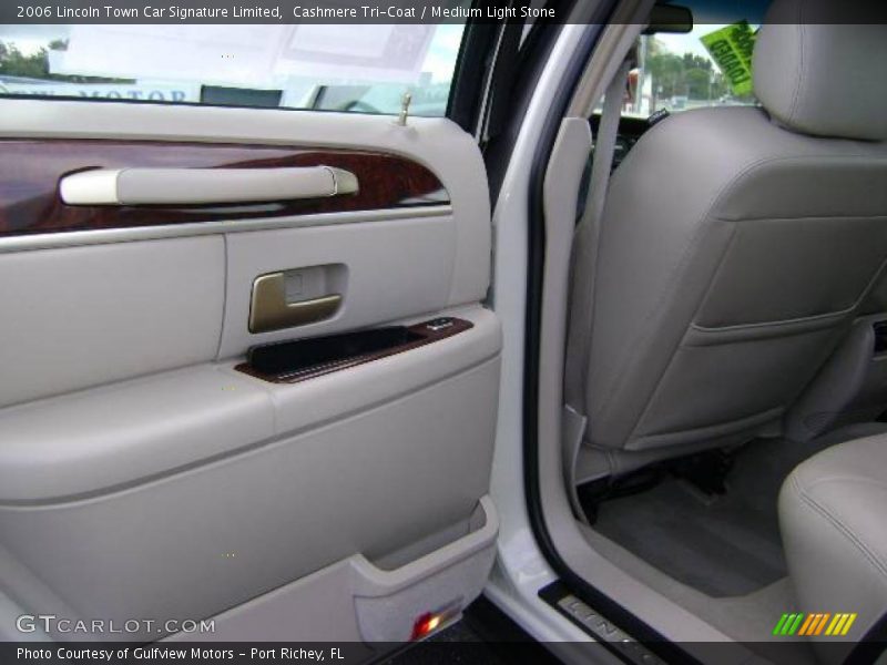 Cashmere Tri-Coat / Medium Light Stone 2006 Lincoln Town Car Signature Limited