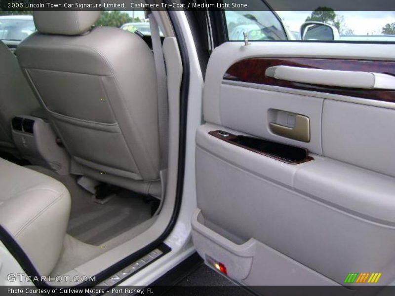 Cashmere Tri-Coat / Medium Light Stone 2006 Lincoln Town Car Signature Limited