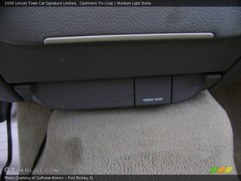 Cashmere Tri-Coat / Medium Light Stone 2006 Lincoln Town Car Signature Limited