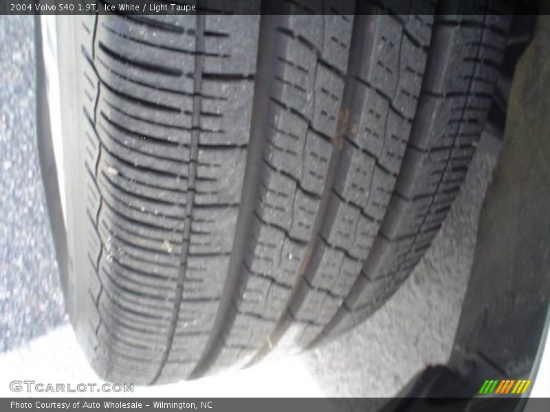 Ice White / Light Taupe 2004 Volvo S40 1.9T