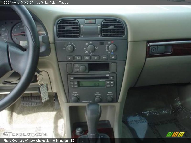 Ice White / Light Taupe 2004 Volvo S40 1.9T