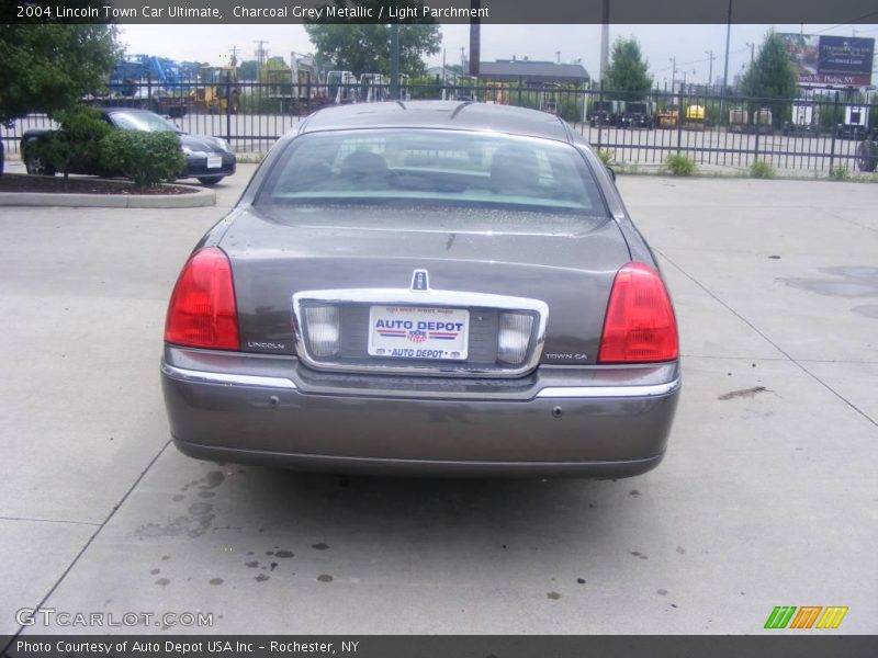 Charcoal Grey Metallic / Light Parchment 2004 Lincoln Town Car Ultimate