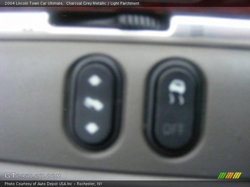 Charcoal Grey Metallic / Light Parchment 2004 Lincoln Town Car Ultimate