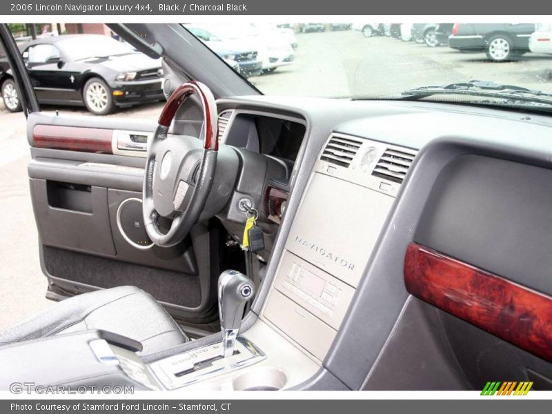 Black / Charcoal Black 2006 Lincoln Navigator Luxury 4x4