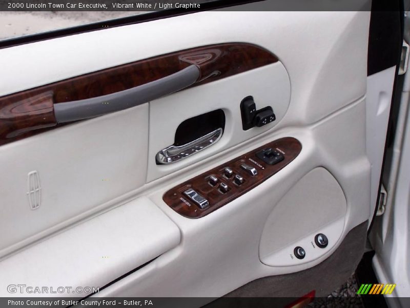 Vibrant White / Light Graphite 2000 Lincoln Town Car Executive