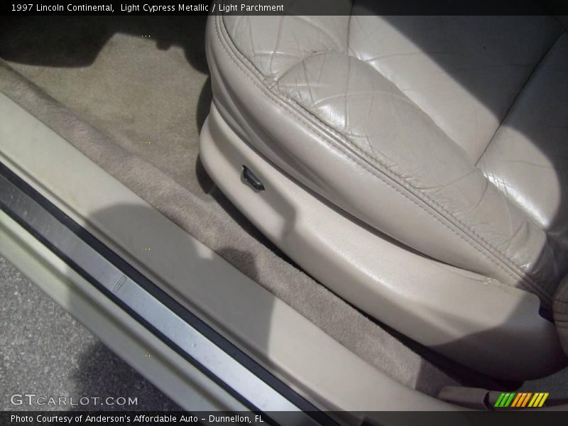 Light Cypress Metallic / Light Parchment 1997 Lincoln Continental