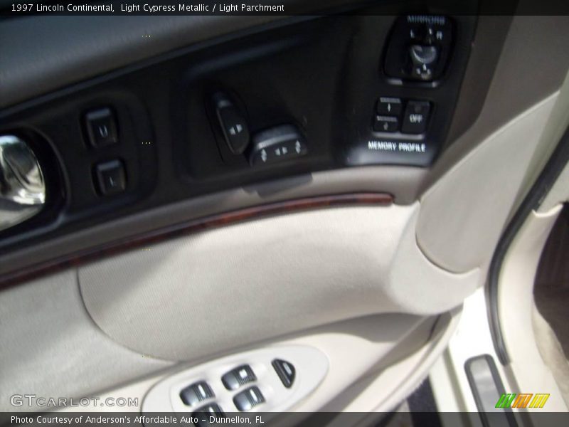 Light Cypress Metallic / Light Parchment 1997 Lincoln Continental