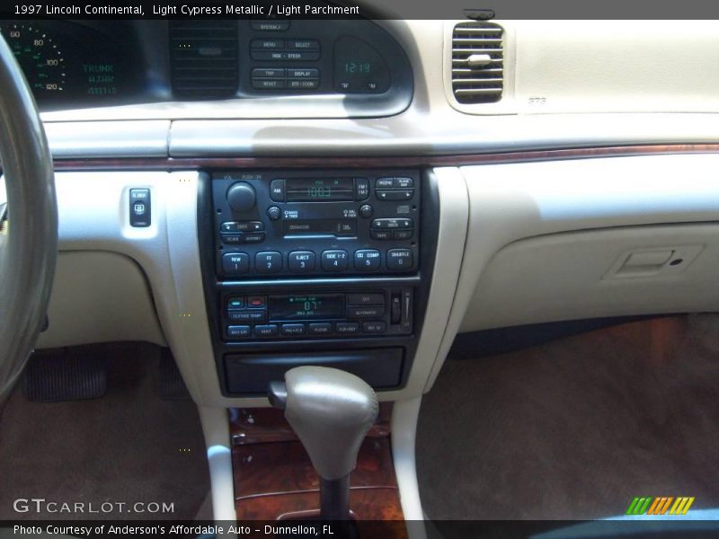 Light Cypress Metallic / Light Parchment 1997 Lincoln Continental
