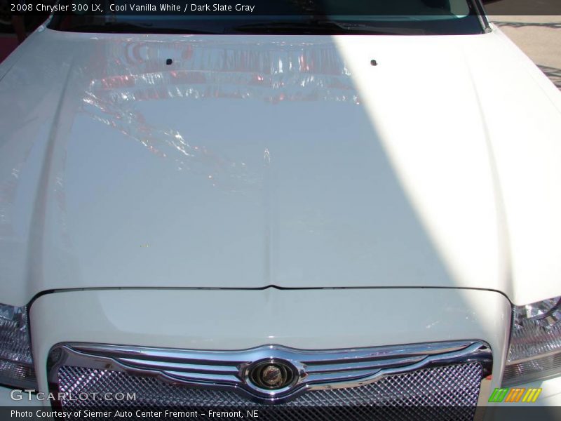Cool Vanilla White / Dark Slate Gray 2008 Chrysler 300 LX