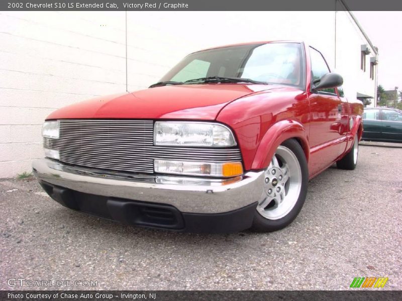 Victory Red / Graphite 2002 Chevrolet S10 LS Extended Cab