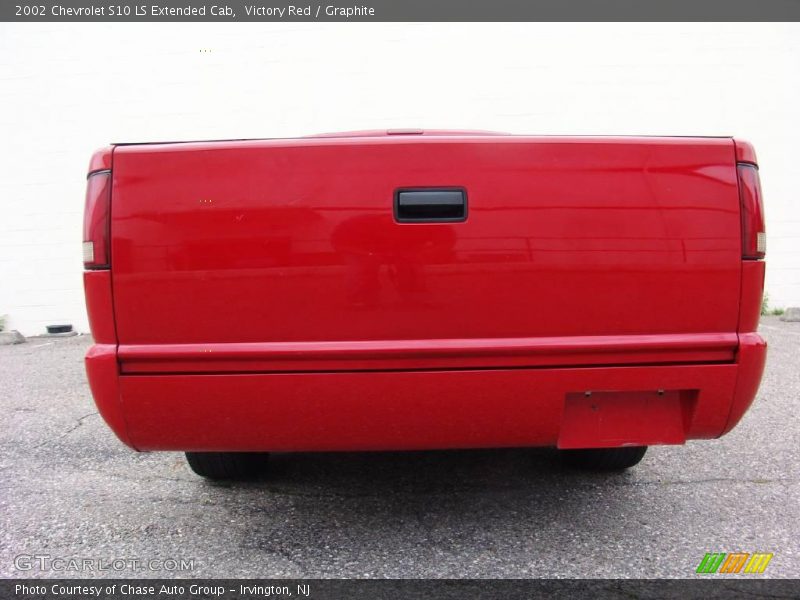 Victory Red / Graphite 2002 Chevrolet S10 LS Extended Cab